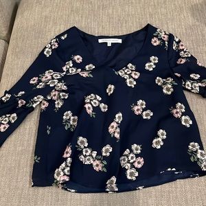 Blue with floral pattern blouse. Fabulous sleeves. Cupcakes and Cashmere XS